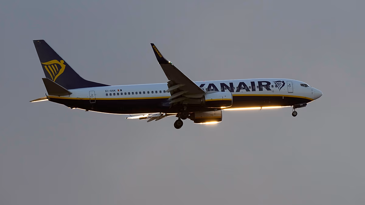 Panique sur un vol Ryanair au départ de Thessalonique alors que des débris brisent la vitre et blessent un passager