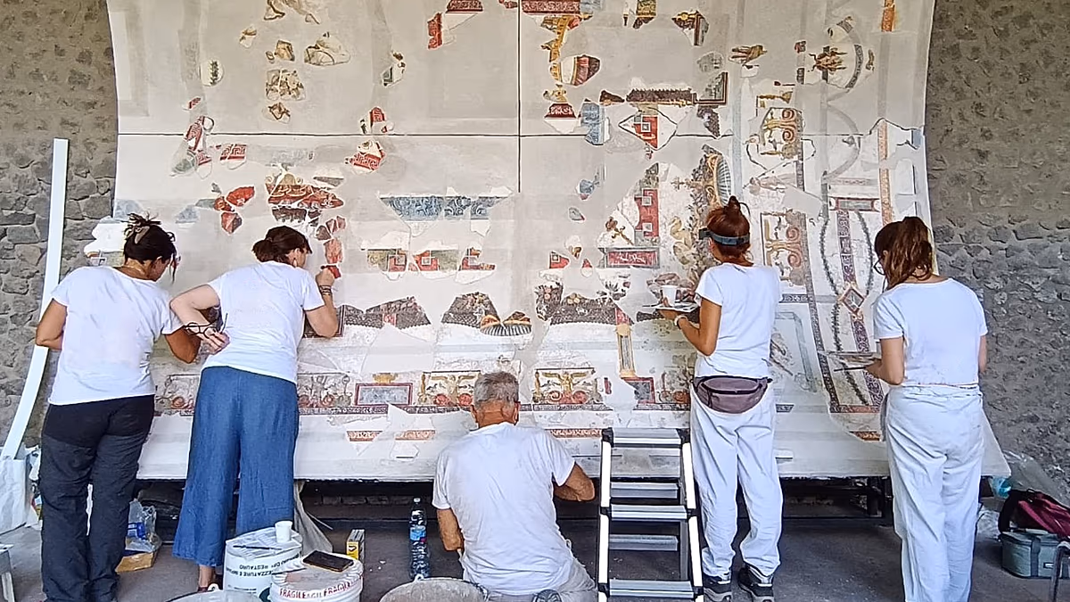 Pompéi dévoile le plafond reconstruit de la salle de banquet orné de fresques, alors que la restauration se poursuit