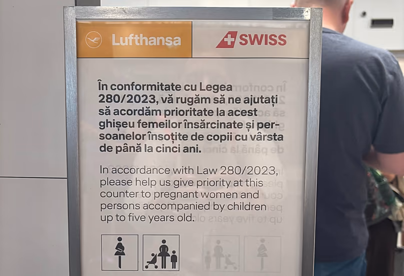 Certaines compagnies aériennes autorisent les voyageuses enceintes à utiliser les voies prioritaires ou en classe affaires lors de l'enregistrement.