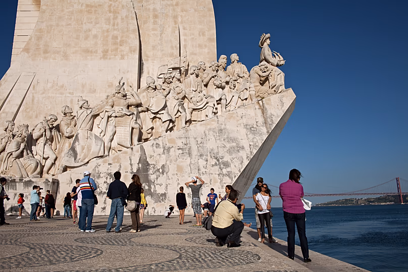 Les touristes prennent des photos près du Padrão dos Descobrimentos, ou Monument des Découvertes, sur la rive du Tage à Lisbonne, au Portugal.