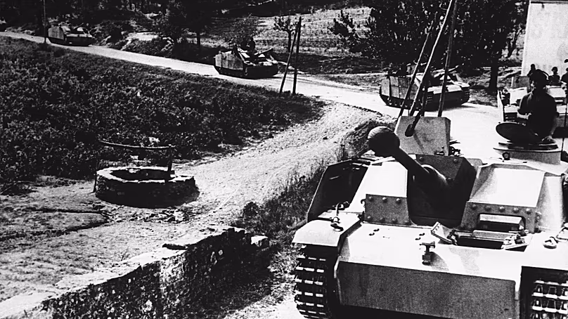 Le Sturmgeschütz III allemand en route vers une nouvelle position sur la côte méditerranéenne française, le 2 octobre 1943. (Photo AP)