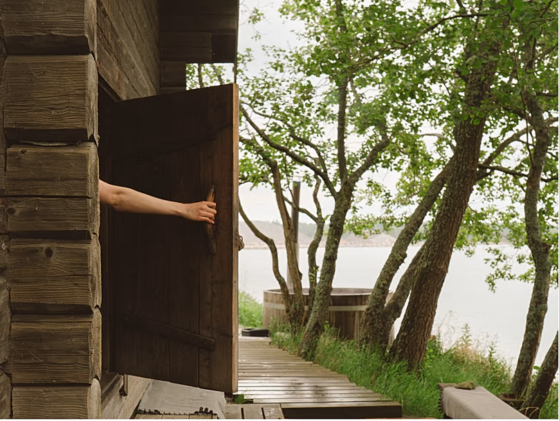 En plus des saunas, l'île abrite deux bains à remous finlandais traditionnels au feu de bois appelés palju.