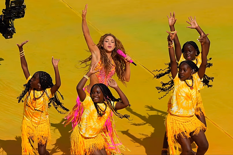 Shakira se produit avec la troupe de danse ougandaise Ghetto Kids lors de la finale de la Coupe du monde dans le New Jersey, le 19 juillet 2026.