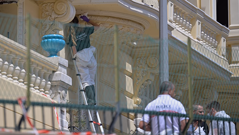 Les enquêteurs examinent les lieux de l'immeuble résidentiel où un engin explosif a grièvement blessé trois personnes à Monaco, le 30 juin 2026.