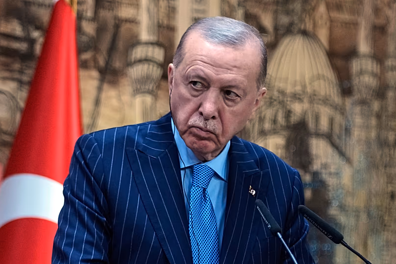 Le président turc Recep Tayyip Erdogan écoute le président somalien Hassan Sheikh Mohamud lors d'une conférence de presse conjointe à Istanbul, en Turquie, le 30 décembre 2025.