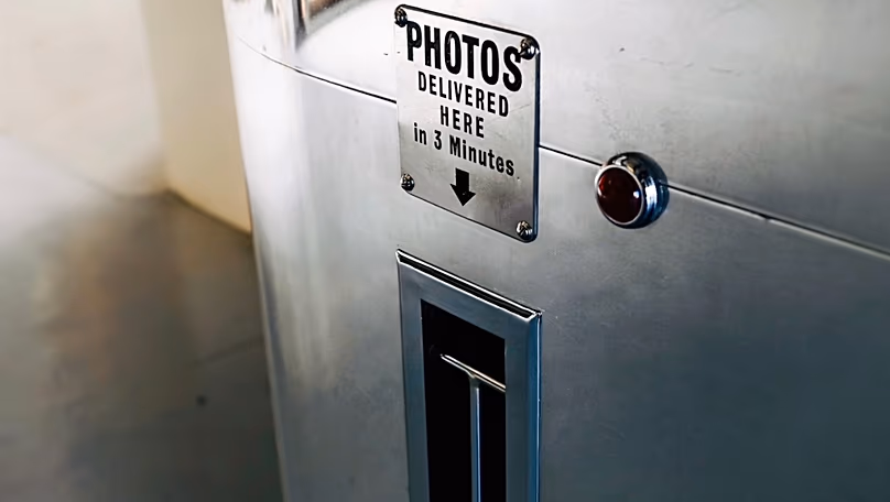 Les anciens photomatons analogiques utilisaient du papier noir et blanc spécialisé, devenu plus difficile à obtenir depuis le début de la guerre en Ukraine.