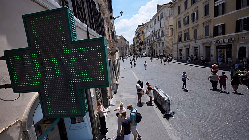 Le thermomètre d'une pharmacie indique la température de 38 degrés Celsius alors que les températures atteignent des records, à Rome, le mercredi 24 juin 2026. (AP Photo/Andrew Medichini)