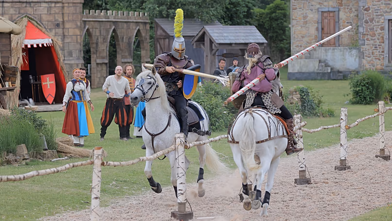 Les spectacles incluent The Trusty Steed, qui propose des joutes