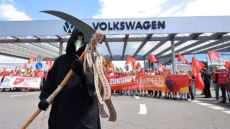 Des travailleurs manifestent devant l’usine Volkswagen de Zwickau, le 9 juillet 2026.