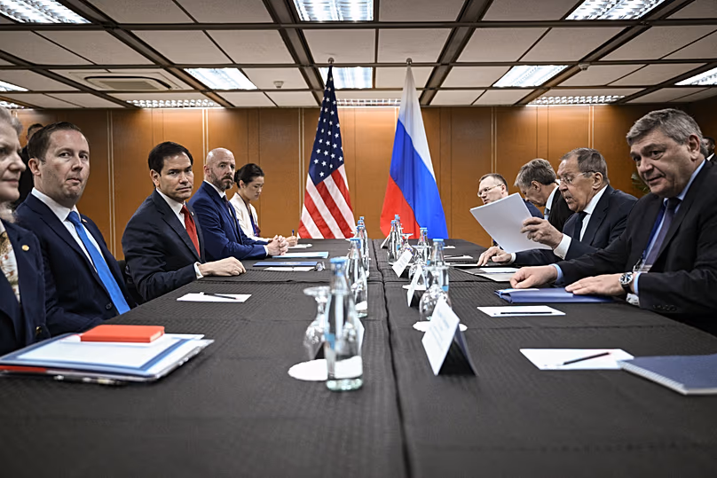 Le ministre russe des Affaires étrangères Sergueï Lavrov, deuxième à partir de la droite, assiste à une réunion avec le secrétaire d'État américain Marco Rubio.