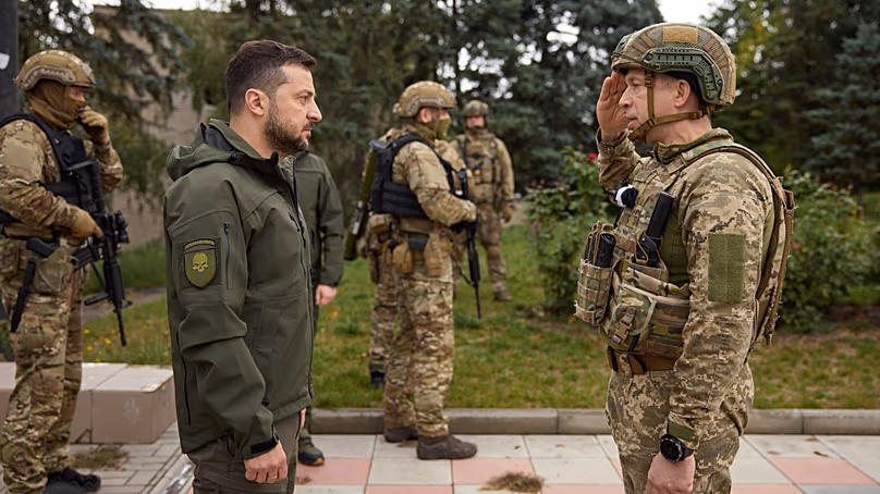 DOSSIER : Volodymyr Zelenskyy, à gauche, écoute le rapport du général Oleksandr Syrskyi lors de sa visite à Izium, dans la région de Kharkiv, en Ukraine, le mercredi 14 septembre 2022.
