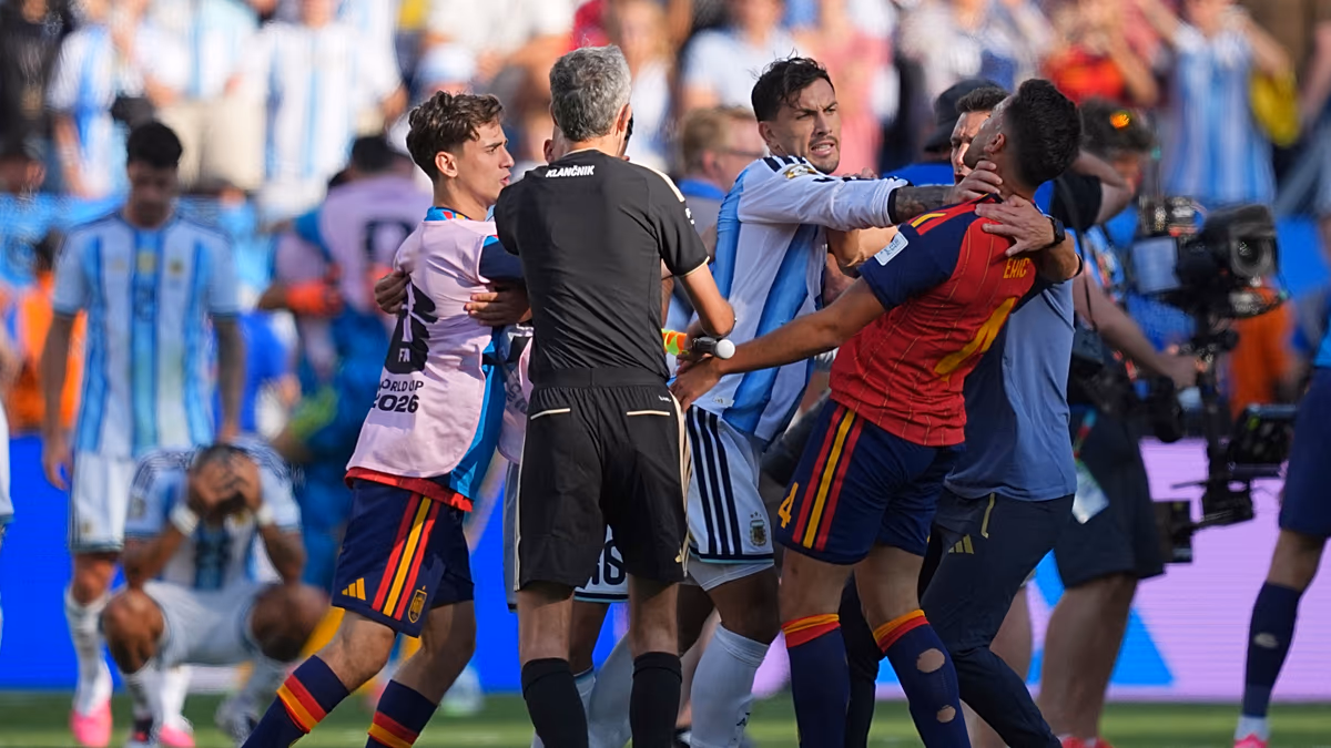 La FIFA ouvre des procédures disciplinaires contre l'Argentine pour la bagarre en finale de la Coupe du Monde et la bannière "Malvinas"