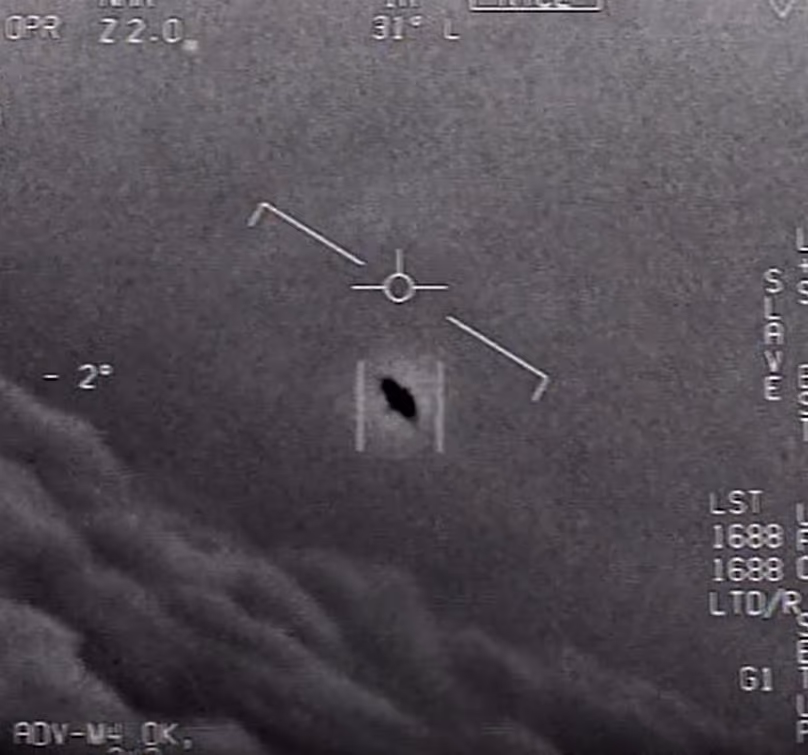 Enregistré par un F/A-18 le 21/01/2015 au large de la Californie. La vidéo montre un objet allongé volant à grande vitesse contre le vent.