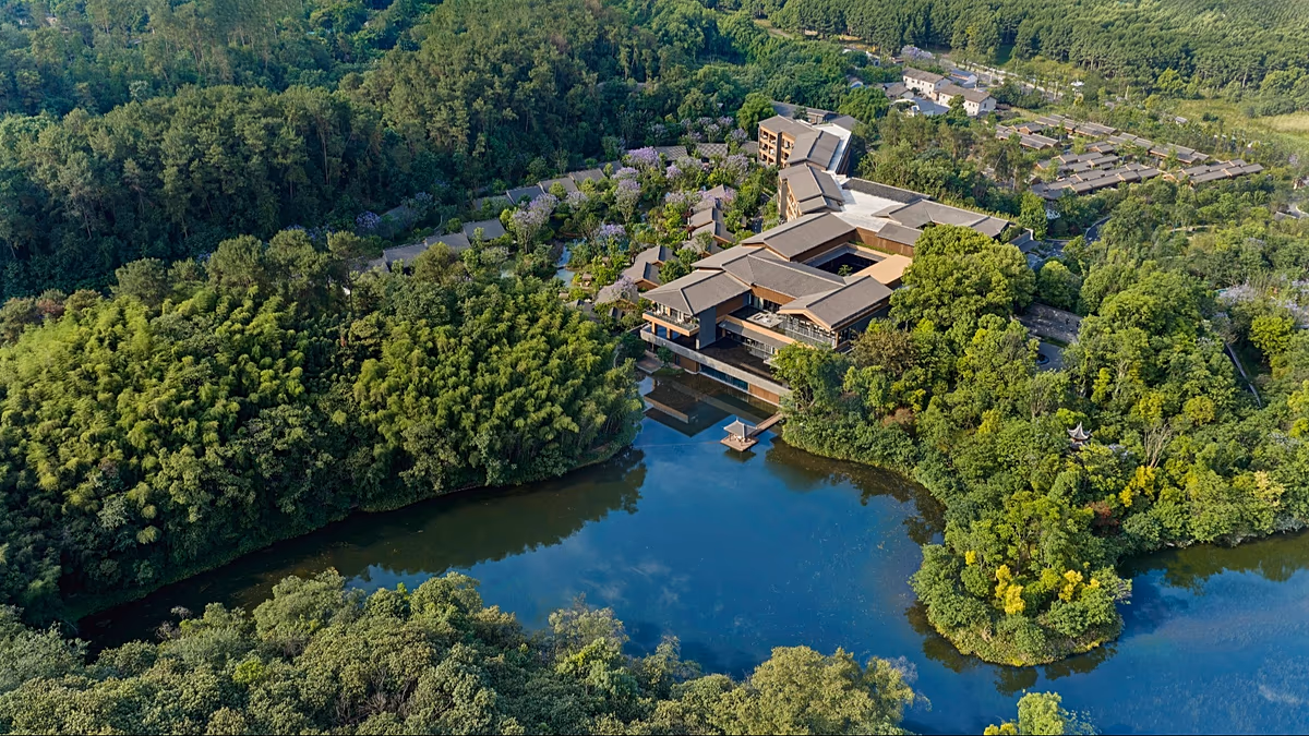 Le nouveau complexe de luxe à flanc de montagne de Banyan Tree en Chine dispose de piscines thermales et d'un sentier forestier de bambous