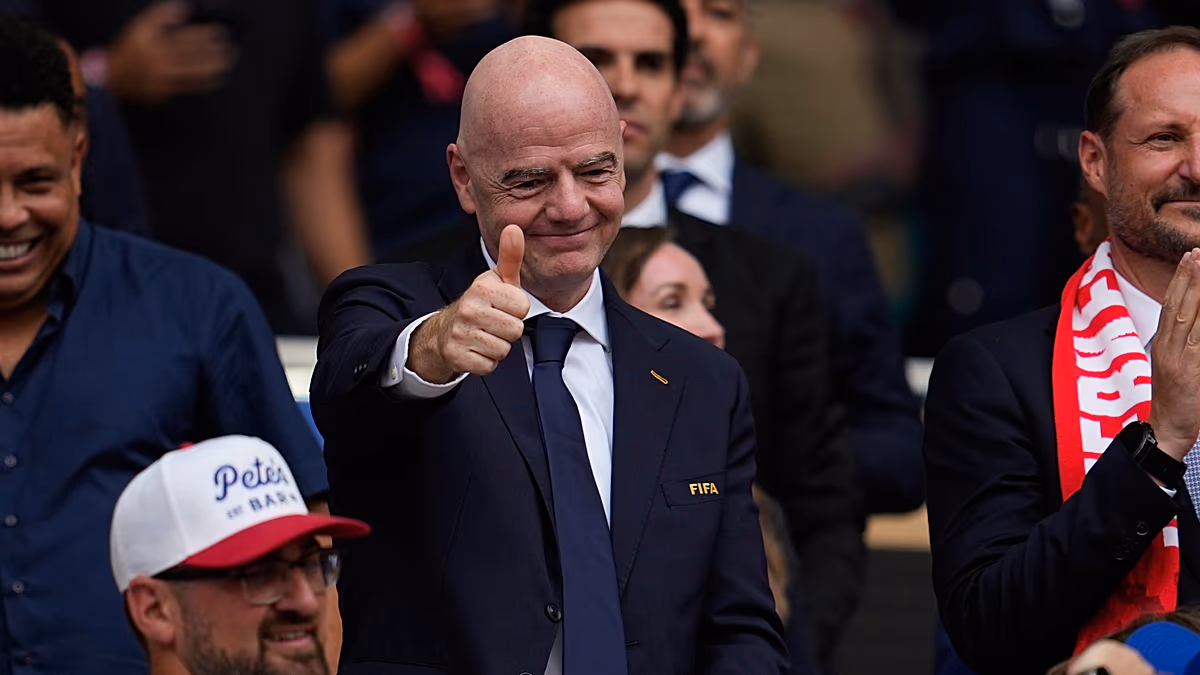 La FIFA insiste sur le fait qu'elle donnera suite à la proposition d'un plan d'investisseur privé malgré la menace de boycott de l'UEFA