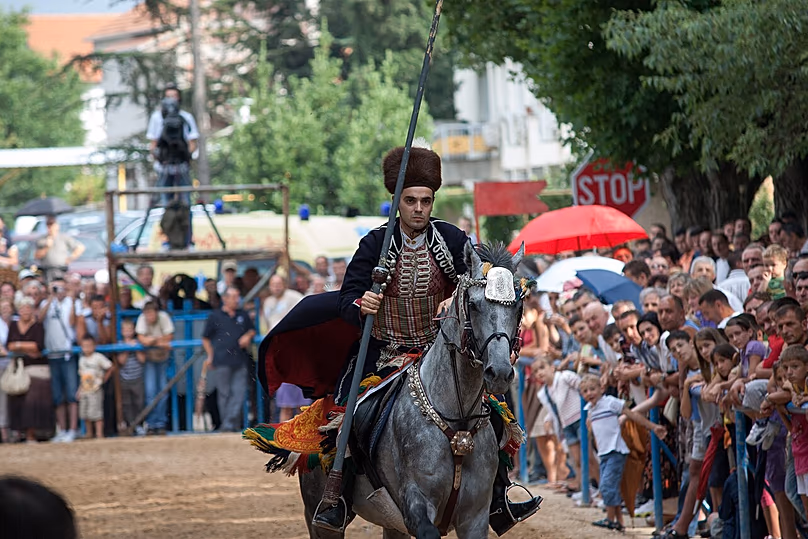 Les chevaliers participant au tournoi Sinjska Alka doivent faire une boucle avec leur lance