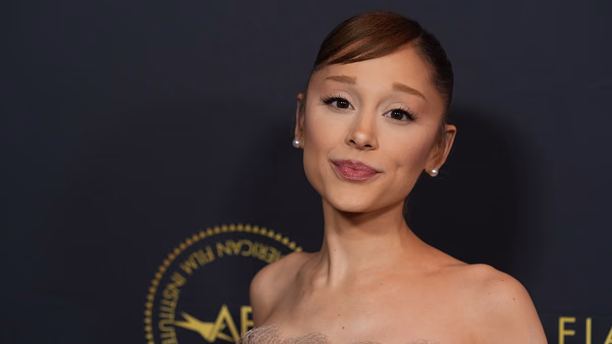 Ariana Grande va prendre du recul par rapport à sa visibilité en raison d'un examen public « sans fin »