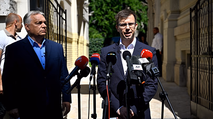 L'ancien Premier ministre hongrois et président du parti Fidesz Viktor Orban, à gauche, et le nouveau chef de faction du parti Janos Boka, le 22 juillet 2026. (Robert Hegedus/MTI via AP)