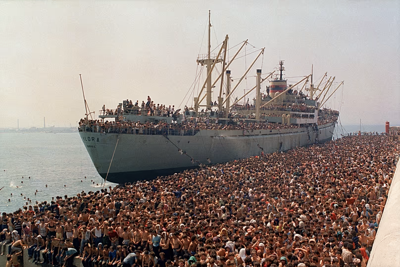 Des milliers d'Albanais, fuyant la famine dans leur pays pauvre et cherchant l'asile en Italie, se pressent sur le quai de Bari, en Italie, le 8 août 1991.