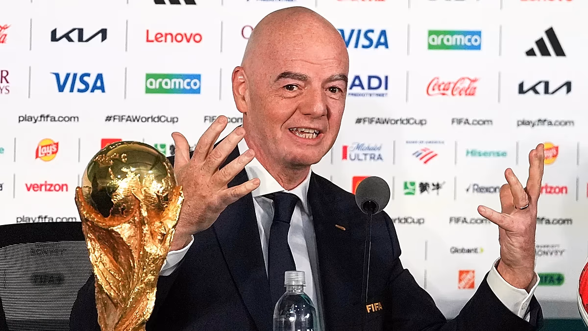 Infantino s'engage à rester à la tête de la FIFA après une réunion de crise