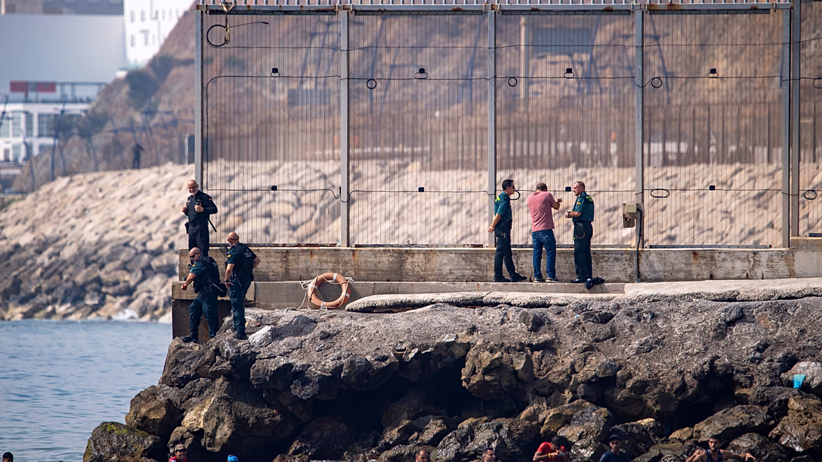 L'Espagne mobilise des troupes à Ceuta alors que des milliers de migrants continuent de traverser la frontière à la nage en provenance du Maroc