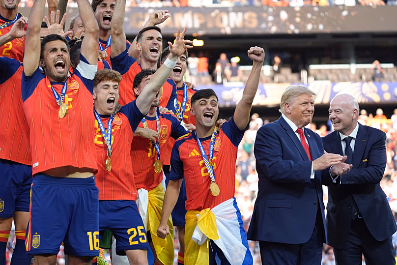 Les joueurs espagnols, de gauche à droite, applaudissent aux côtés du président Donald Trump et du président de la FIFA, Gianni Infantino, à la fin de la Coupe du monde.