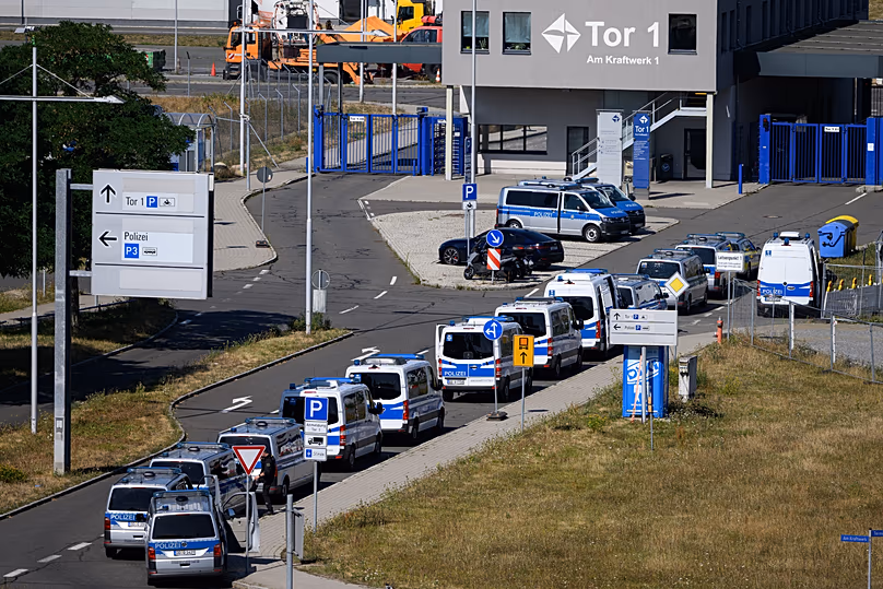 Des véhicules de police sont garés à l'aéroport de Leipzig/Halle, le 6 août 2026