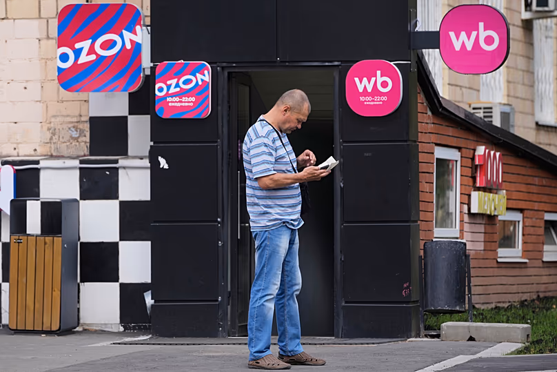 Un homme se tient devant un point de vente de Wildberries, le principal détaillant en ligne russe, à Moscou, le mercredi 22 juillet 2026.