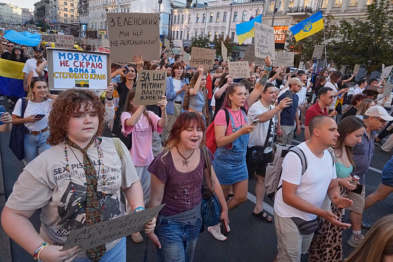 Des militants crient des slogans lors d'un rassemblement de milliers de personnes pour dénoncer la décision de Volodymyr Zelenskyy de limoger le ministre de la Défense Mykhailo Fedorov, Kiev, Ukraine, le 31 juillet 2026.