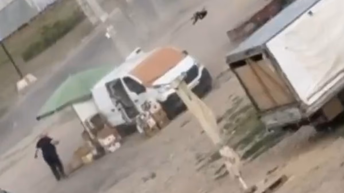 Une vidéo choquante montre un drone russe traquant des civils sur le marché de Kherson