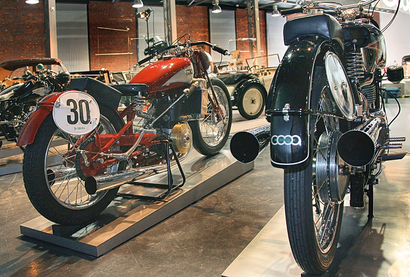 Motos de course DKW de 1939 et 1931, archives