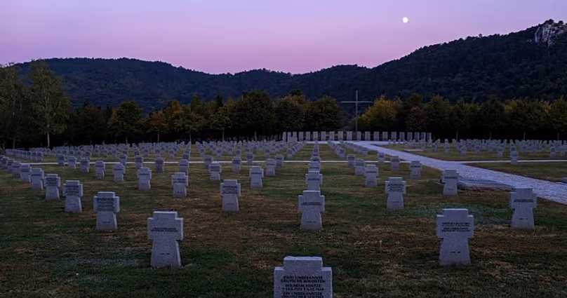 Les restes des deux soldats de la Wehrmacht seront enterrés au cimetière militaire de Budaörs, près de Budapest.