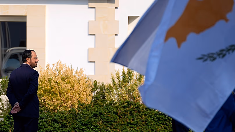 Le président chypriote Nikos Christodoulides se tient près d'une garde d'honneur militaire avant une réunion au palais présidentiel de Lefkosia, Chypre, le 9 mars 2023.