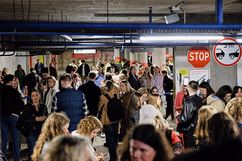 Des personnes s'abritent dans un parking souterrain lors d'une alerte aérienne à Vilnius, le 20 mai 2026.