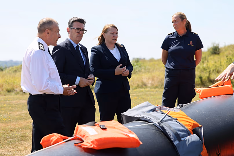 Le Premier ministre britannique Andy Burnham lors d'une visite au centre de coordination de sauvetage maritime des garde-côtes de Sa Majesté à Douvres, le 1er août 2026.