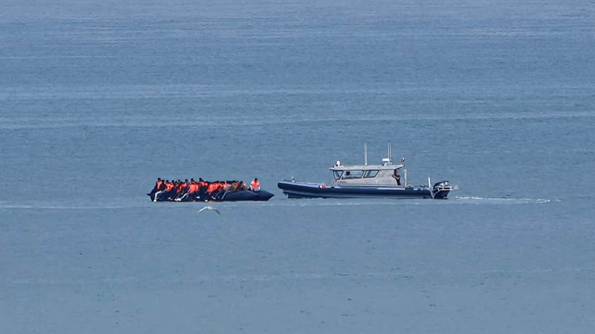 Un record de 230 migrants traversent la Manche sur un seul petit bateau, selon les autorités françaises