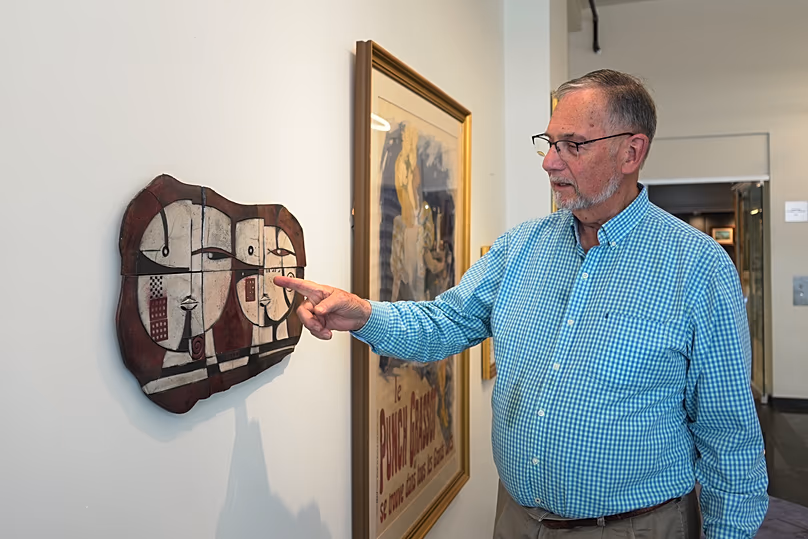 Le marchand d'art Bill DeLind montre où était accroché un croquis de Pablo Picasso lorsqu'il a été volé dans sa boutique DeLind Fine Art Appraisals en 2018.