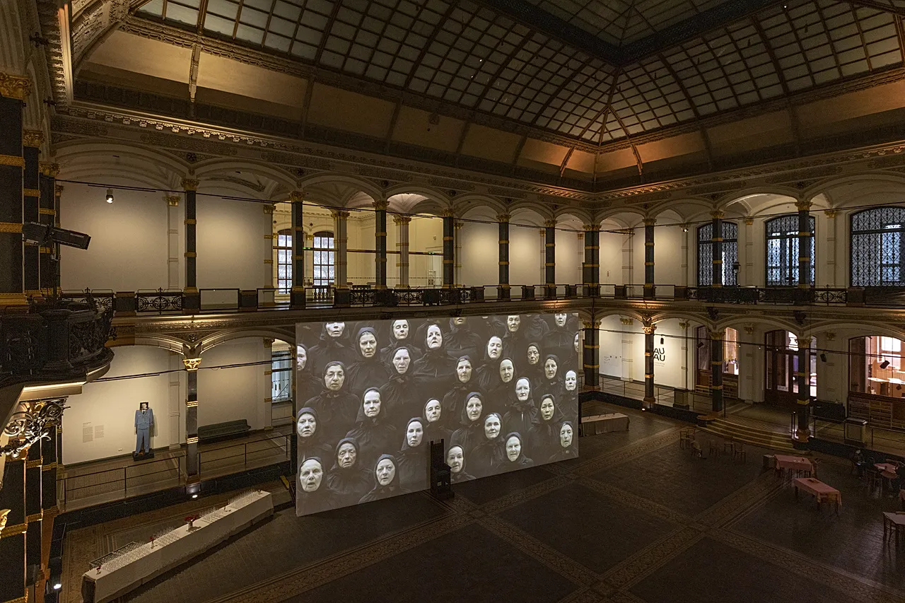 Marina Abramović : épopée érotique balkanique. L'exposition, vue d'installation, Gropius Bau, 2026.