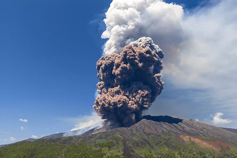 De la fumée s'échappe du volcan Etna, le 2 juin 2025