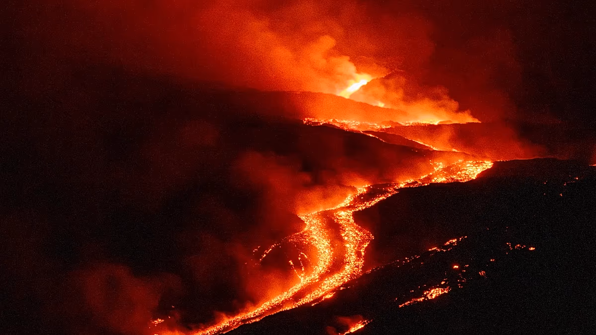 Éruption de l'Etna : l'aéroport de Catane ferme et un nuage de cendres atteint la Libye