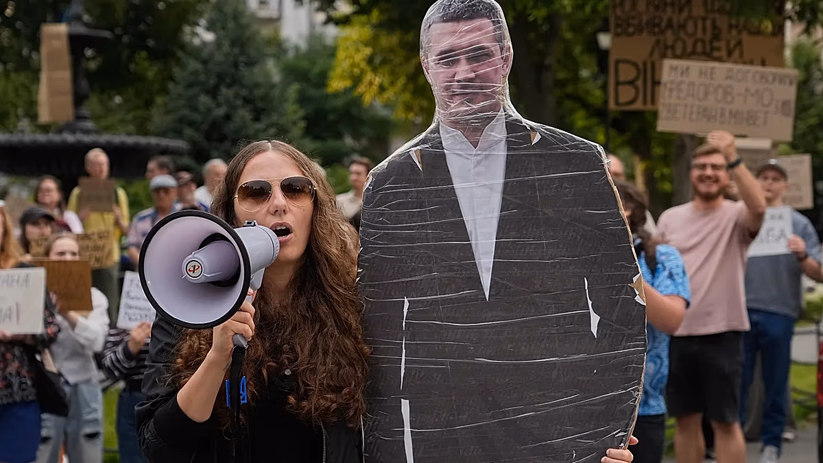 Après des semaines de rassemblement derrière Fedorov, les manifestants rejettent son appel à des élections en temps de guerre en Ukraine