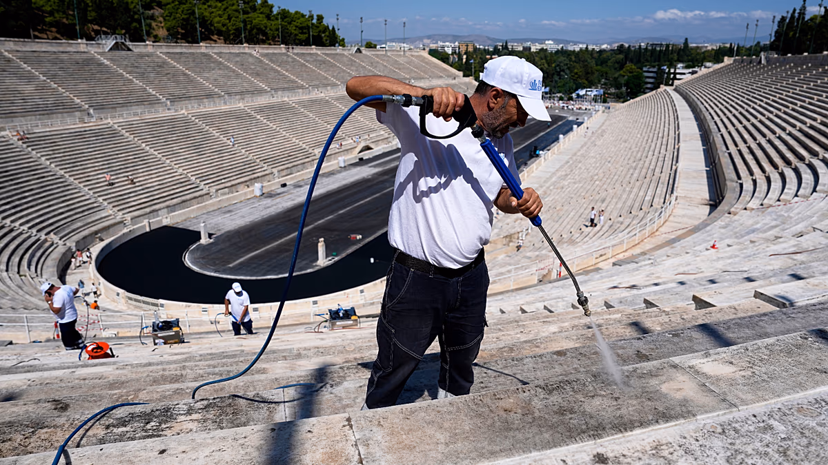 Le marbre du stade panathénaïque retrouve son éclat : premier nettoyage de l'arène grecque depuis un siècle