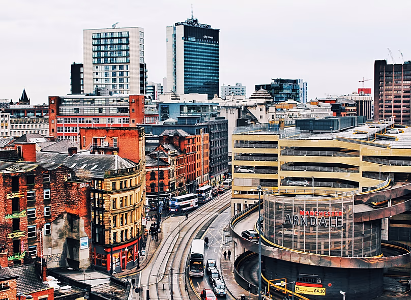 Manchester est une visite incontournable pour les fans de la scène musicale emblématique des années 90 et 2000.