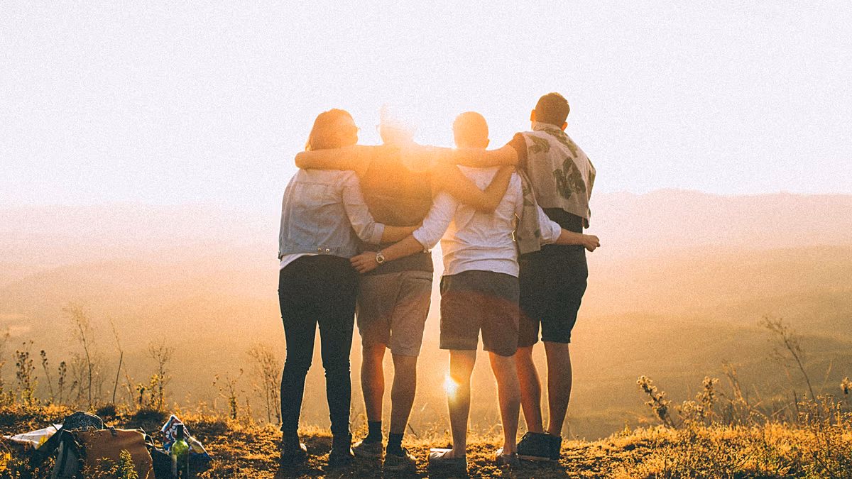 Les voyages liés à l'an 2000 sont une tendance de vacances alimentée par la nostalgie qui ramène les millennials dans les années 90 et 2000.
