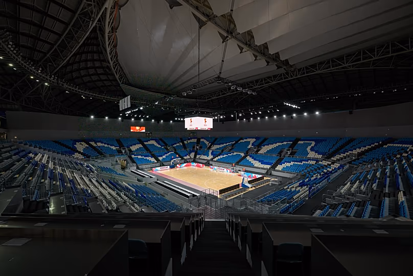 À l'intérieur de l'Al Janoub Arena, l'un des quatre sites qui accueilleront la Coupe du monde de basket-ball FIBA 2027.