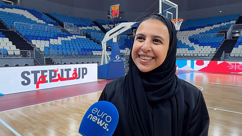 Rouda Al Ghanim, du comité d'organisation local, s'entretient avec Euronews, dans la nouvelle arène Al Janoub.