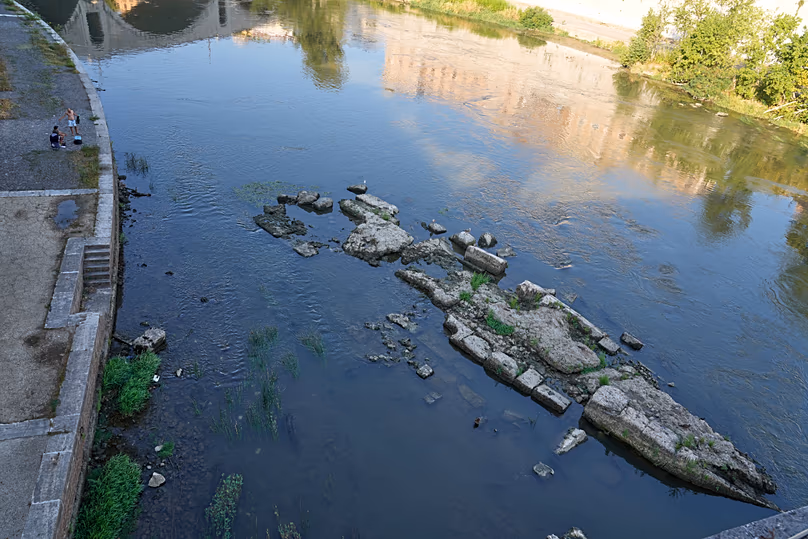 Les ruines de l'ancien pont romain Néronien émergent du lit du Tibre en raison de la sécheresse, à Rome, le jeudi 13 août 2026.