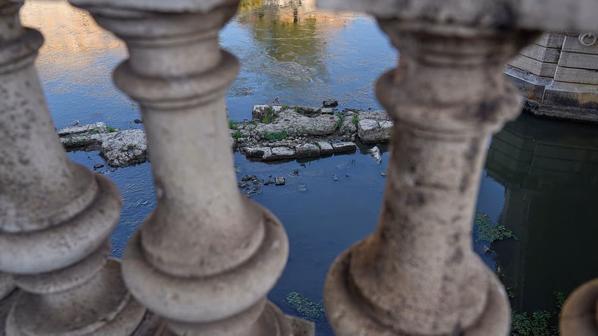 La sécheresse révèle le pont de l'empereur Néron sous le Tibre à Rome