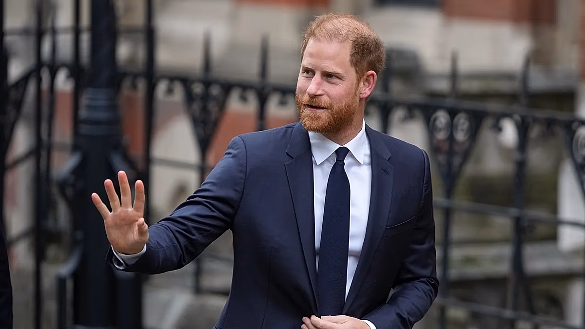 Harry retourne au Royaume-Uni alors que le lourd projet de loi du Daily Mail arrive