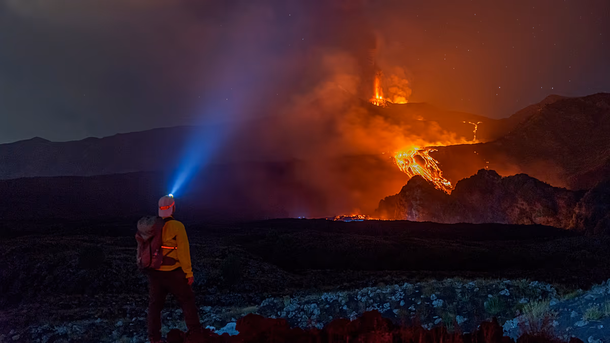 Les cendres du volcan Etna forcent la fermeture de l'aéroport le plus fréquenté de Sicile pendant la haute semaine de vacances